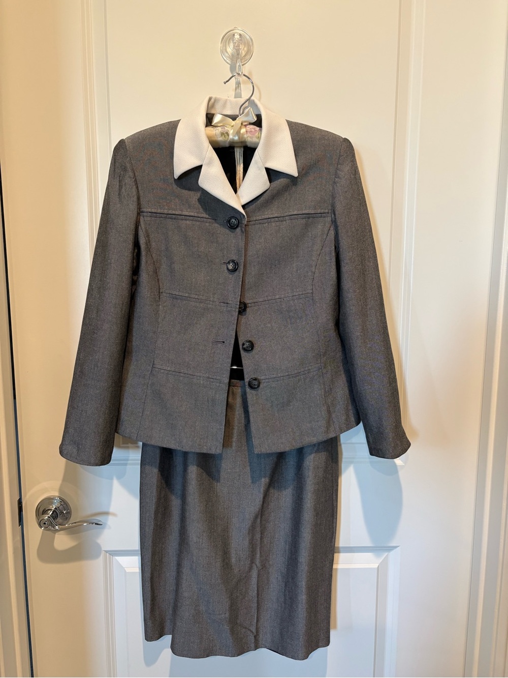 Le Suit Gray Blazer and Skirt Set with white Notch Collar